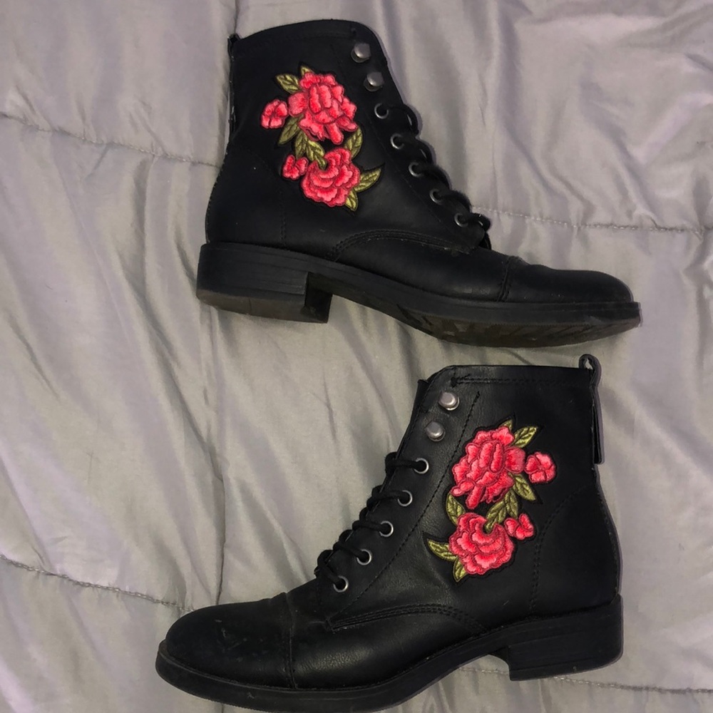 Ankle combat boots with roses on side